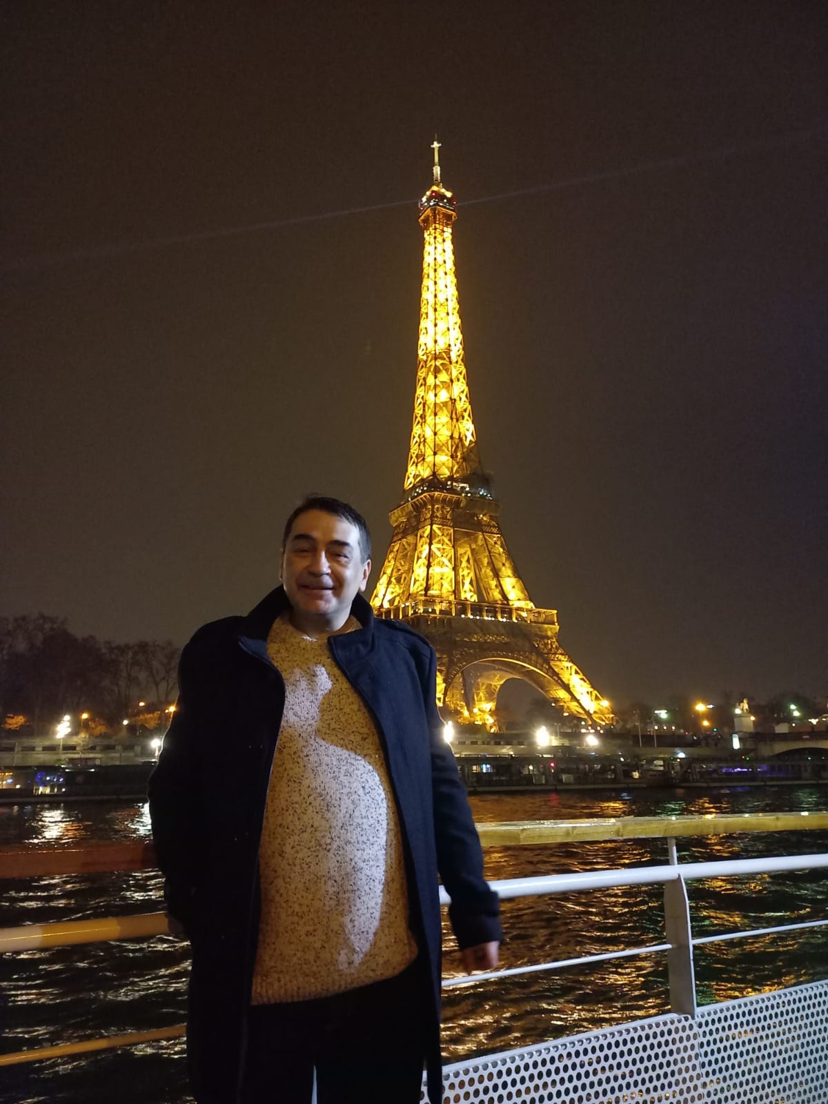 Cyril devant la tour Eiffel