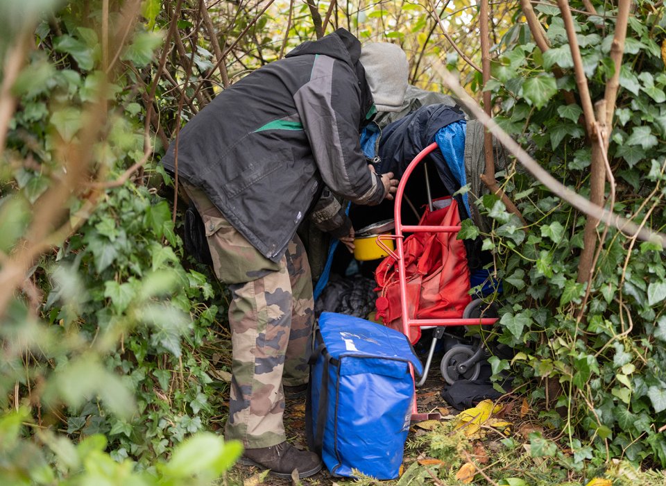 un homme sans-abri sur son campement au bois de Vincennes près de paris