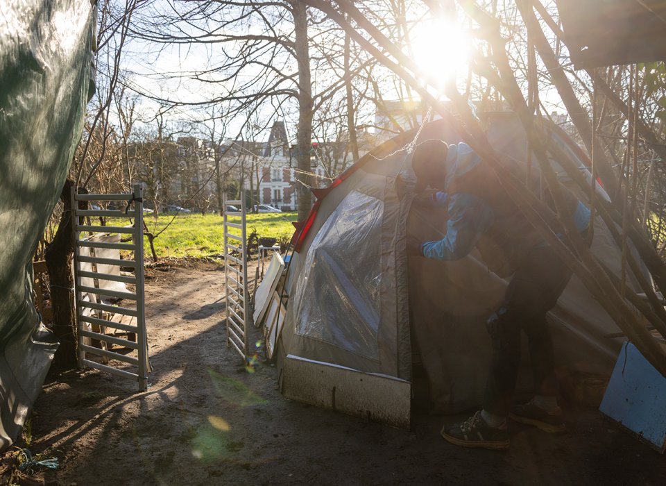 une tente de personne sans domicile au bois de Vincennes à Paris