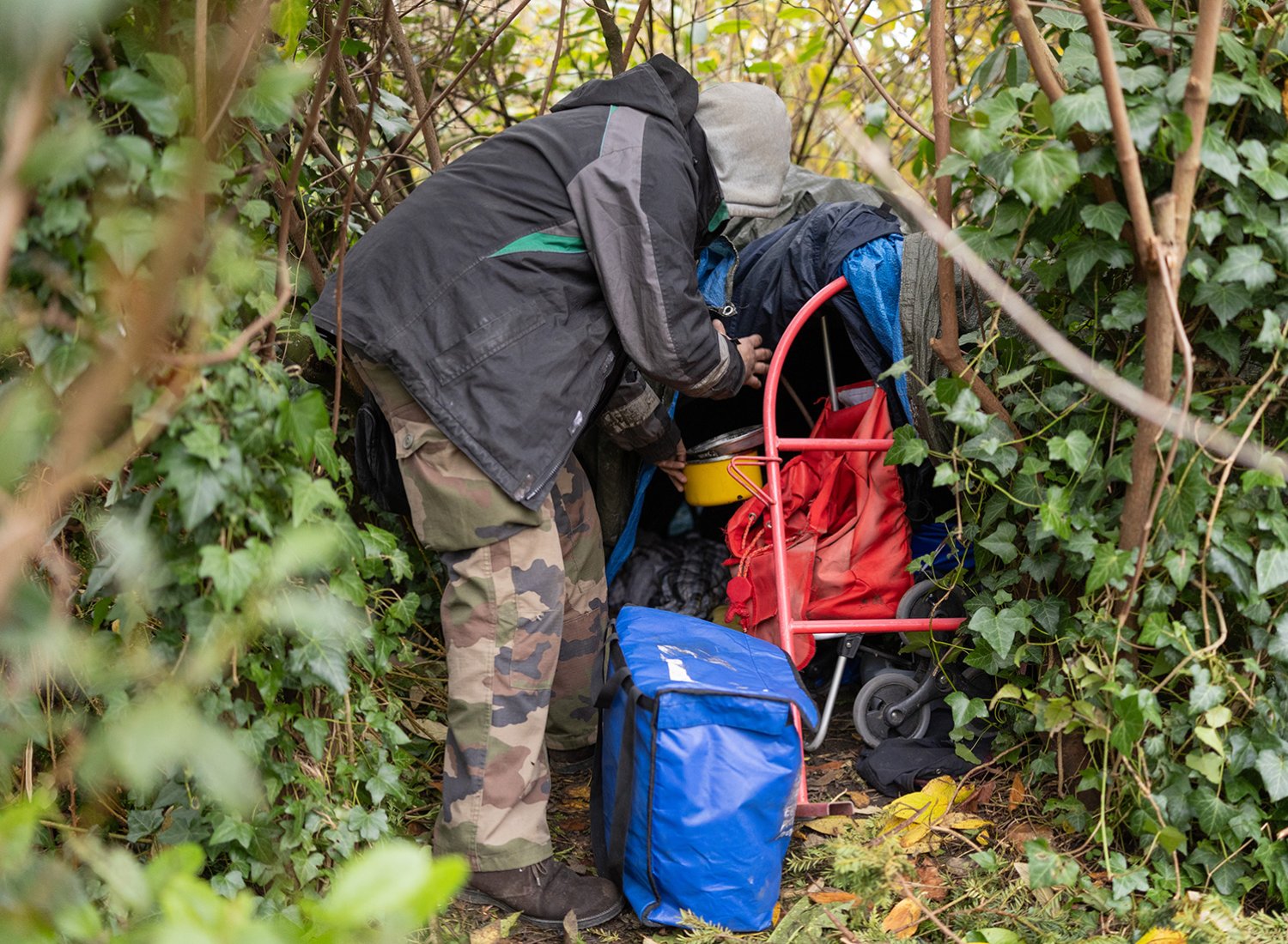 un homme sans-abri sur son campement au bois de Vincennes près de paris