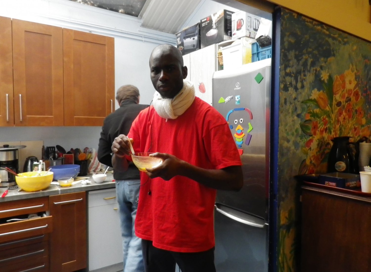 Adama à la préparation du repas